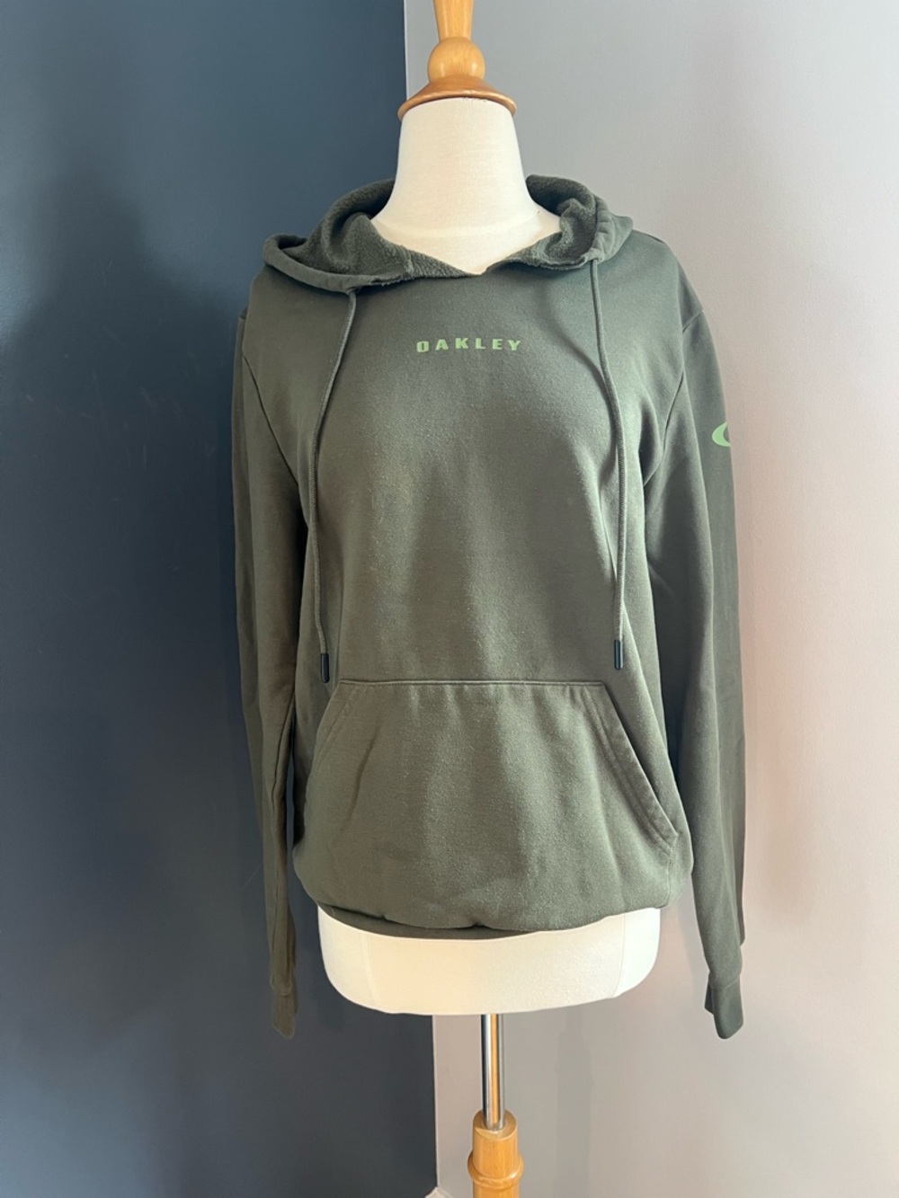 Oakley Olive Green Hoodie Women’s Small Custom Fit Logo Pullover Sweatshirt